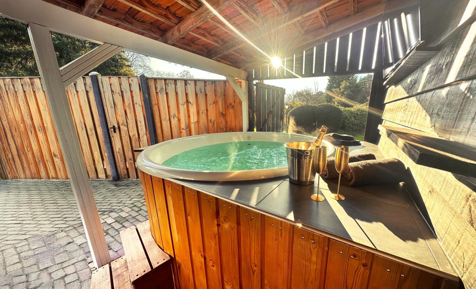 Wellness Tuin - Ultieme Partner Beleving - St Hubertus Suite Met Jacuzzi ,Openhaard, Prive Hottub En Prive Sauna In Jachthut Stijl Horst Exteriör bild